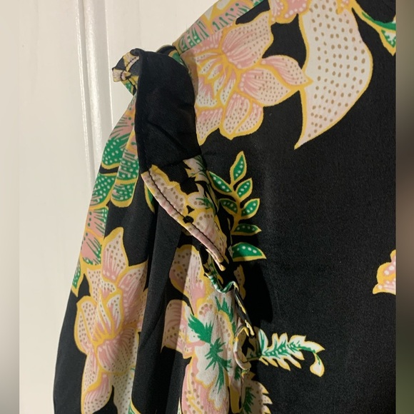 5/$25 Item: Who What Wear Floral Blouse - Picture 8 of 9